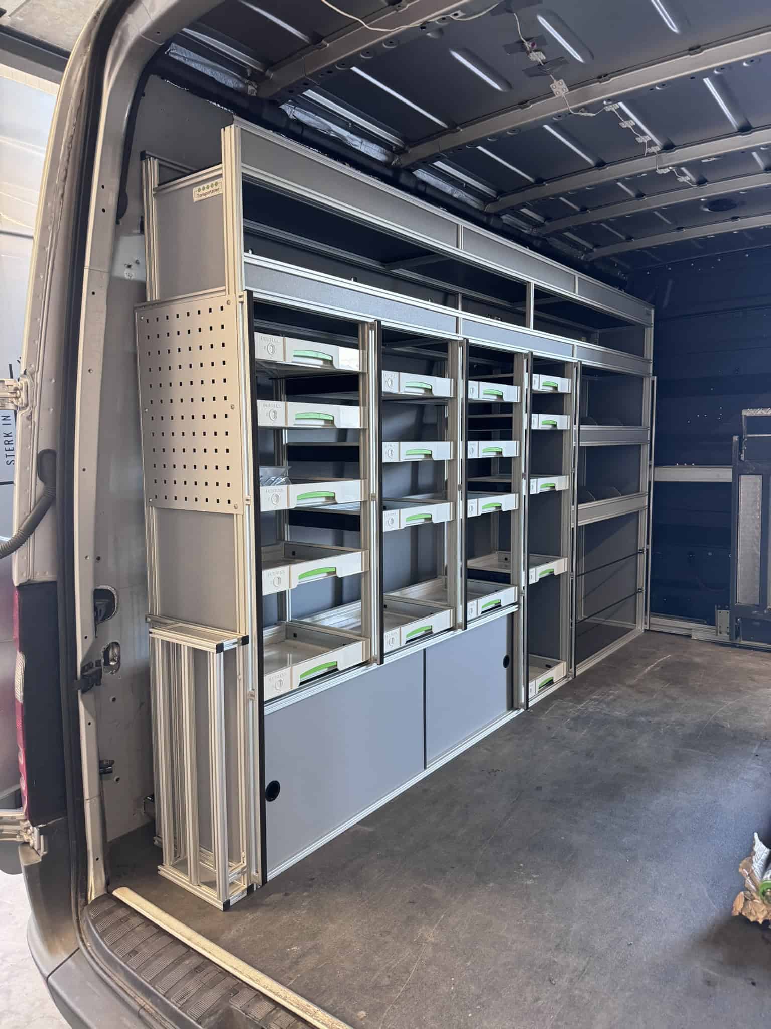 Bedrijfswageninrichting Volkswagen Crafter L3H3 FWD - Transportainer 762348 Bedrijfswageninrichting Volkswagen Crafter L3H3 met Festool lades en aluminium opbergvakken van Transportainer 762348