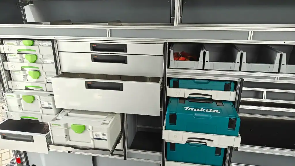 Festool lades voor Systainers en Tanos lades voor Makita Mboxen ingebouwd in bedrijfswageninrichting